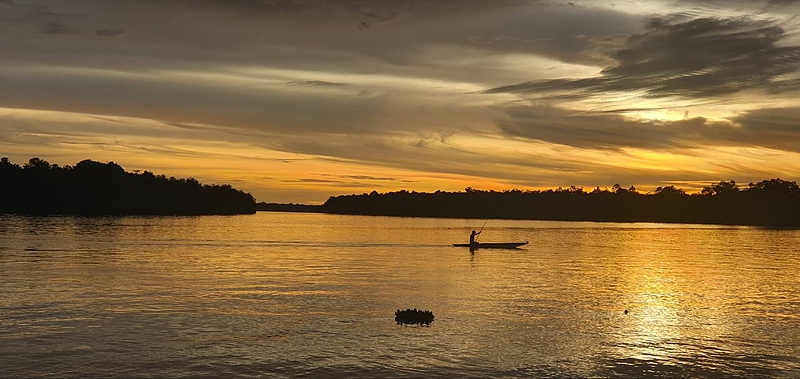 Файл:Асмат в лодке 2025.jpg